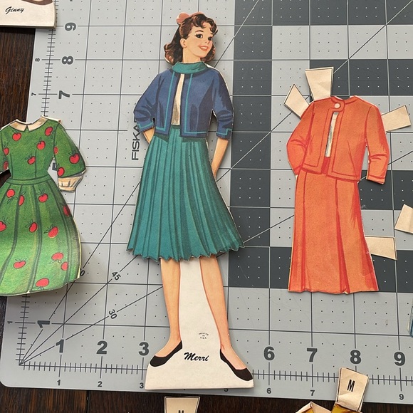 Vintage paper dolls, Teen Time Dolls, Merri and Ginny, two 10" stand-up dolls - Picture 3 of 10